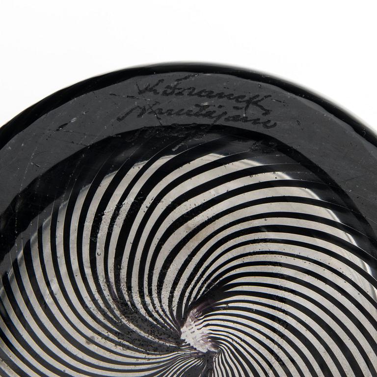 KAJ FRANCK, FLASKA OCH FYRA POKALER. Sign. K. Franck, Nuutajärvi Notsjö -63/64.