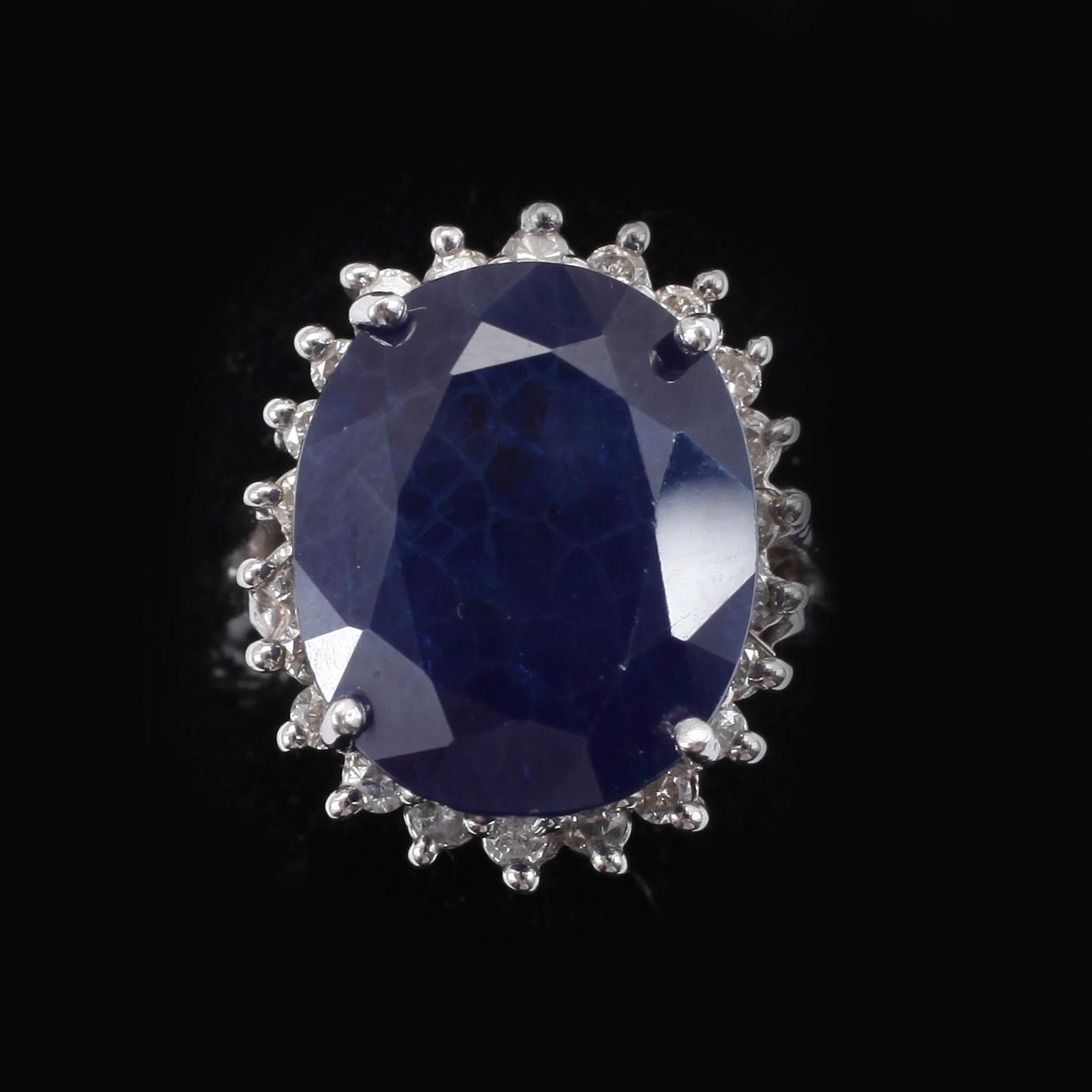 RING, 14k vitguld med syntetisk safir ca16x14mm och briljantslipade diamanter. Vikt 9g.