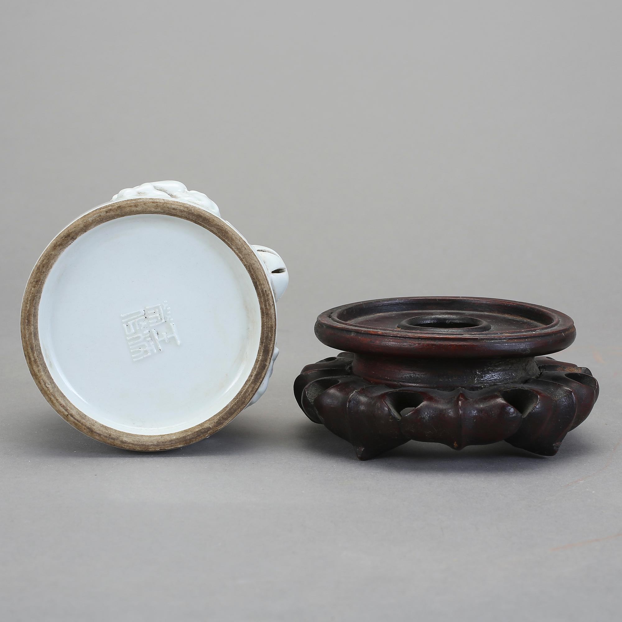 PENSELBAD, blanc de chine. Kina, 1900-tal med sigillmärke.