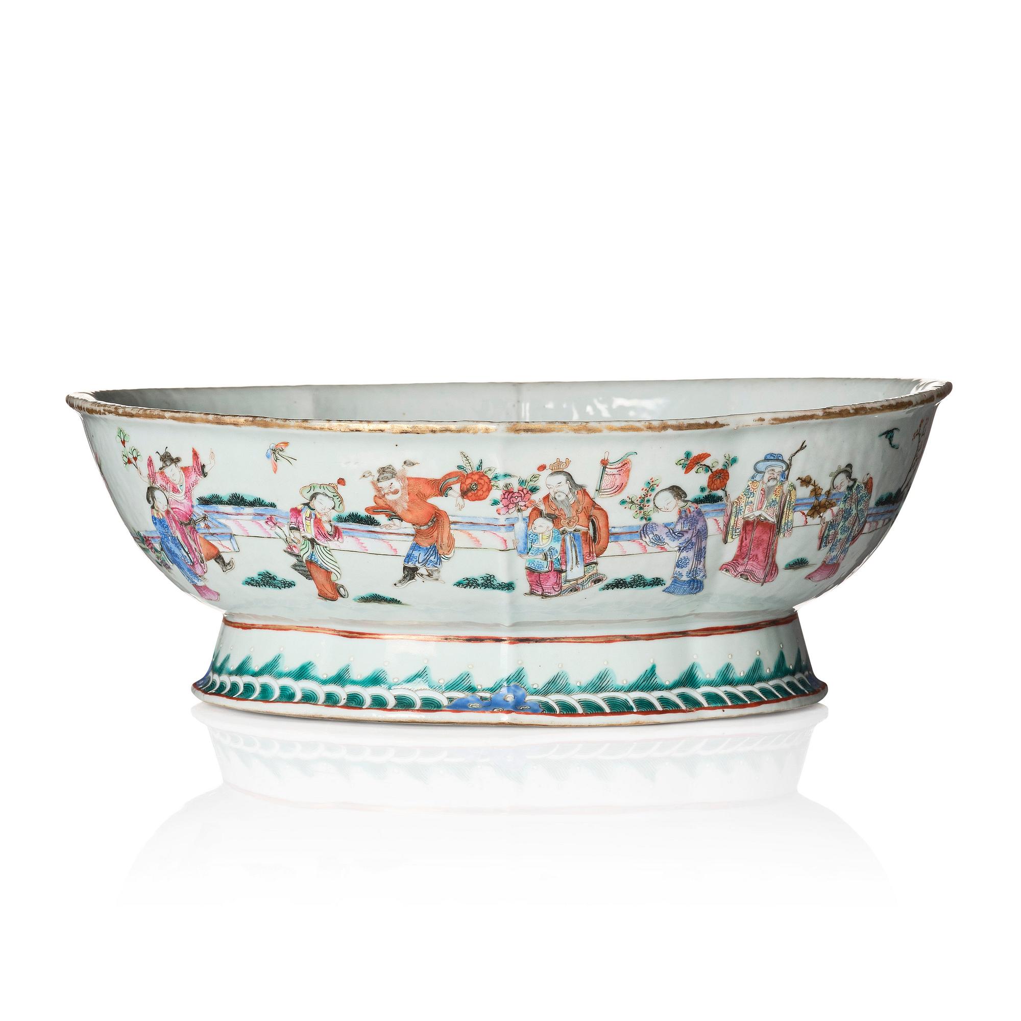A large famille rose jardiniere, Qing dynasty, 19th Century.