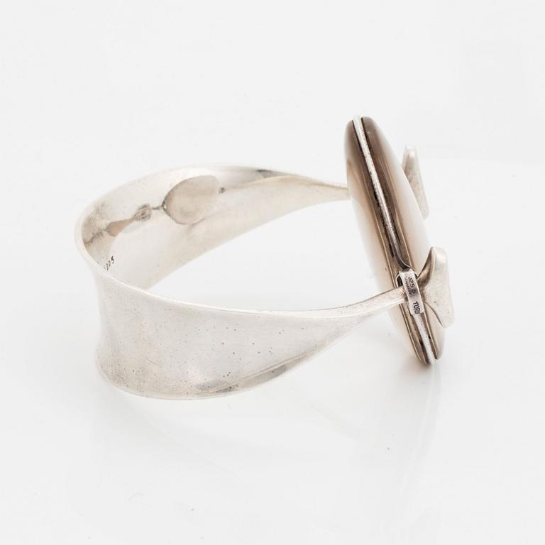 Vivianna Torun Bülow-Hübe, a sterling bangle with a qvartz, Georg Jensen, Copenhagen 1945-77, design nr 205.