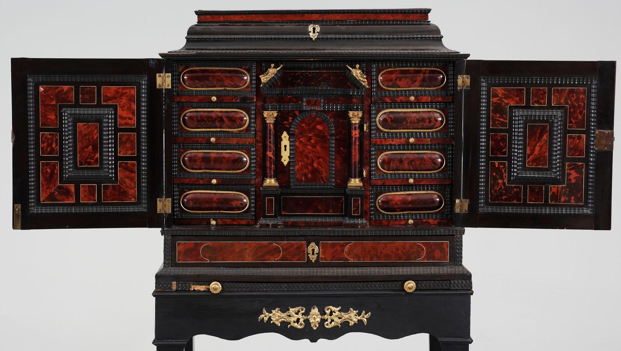 KABINETTSKÅP, barockstil, 1800-talets slut.