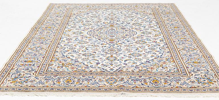 A Kashan carpet, 346 x 245 cm.