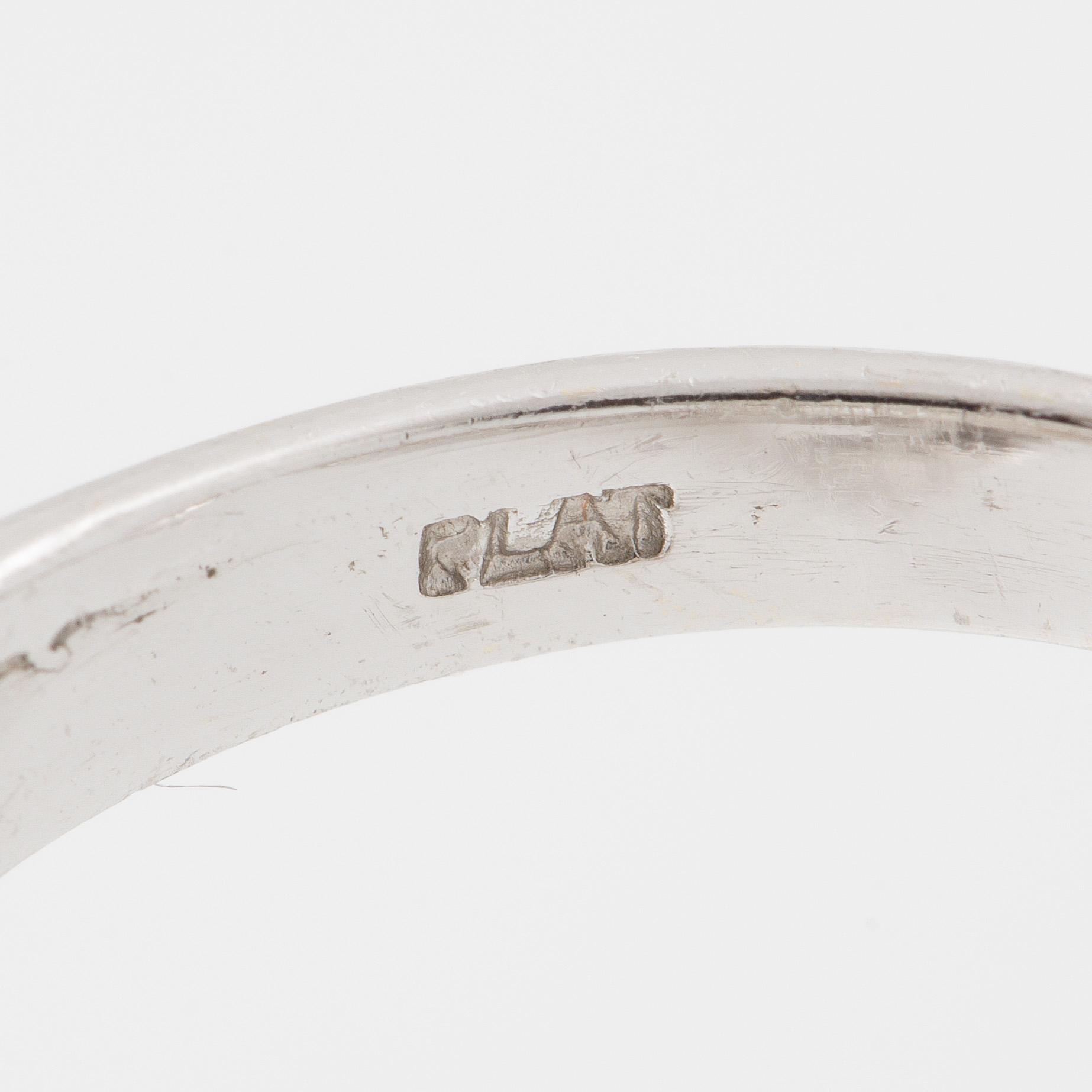 Ring platina med pärla och briljantslipade diamanter.