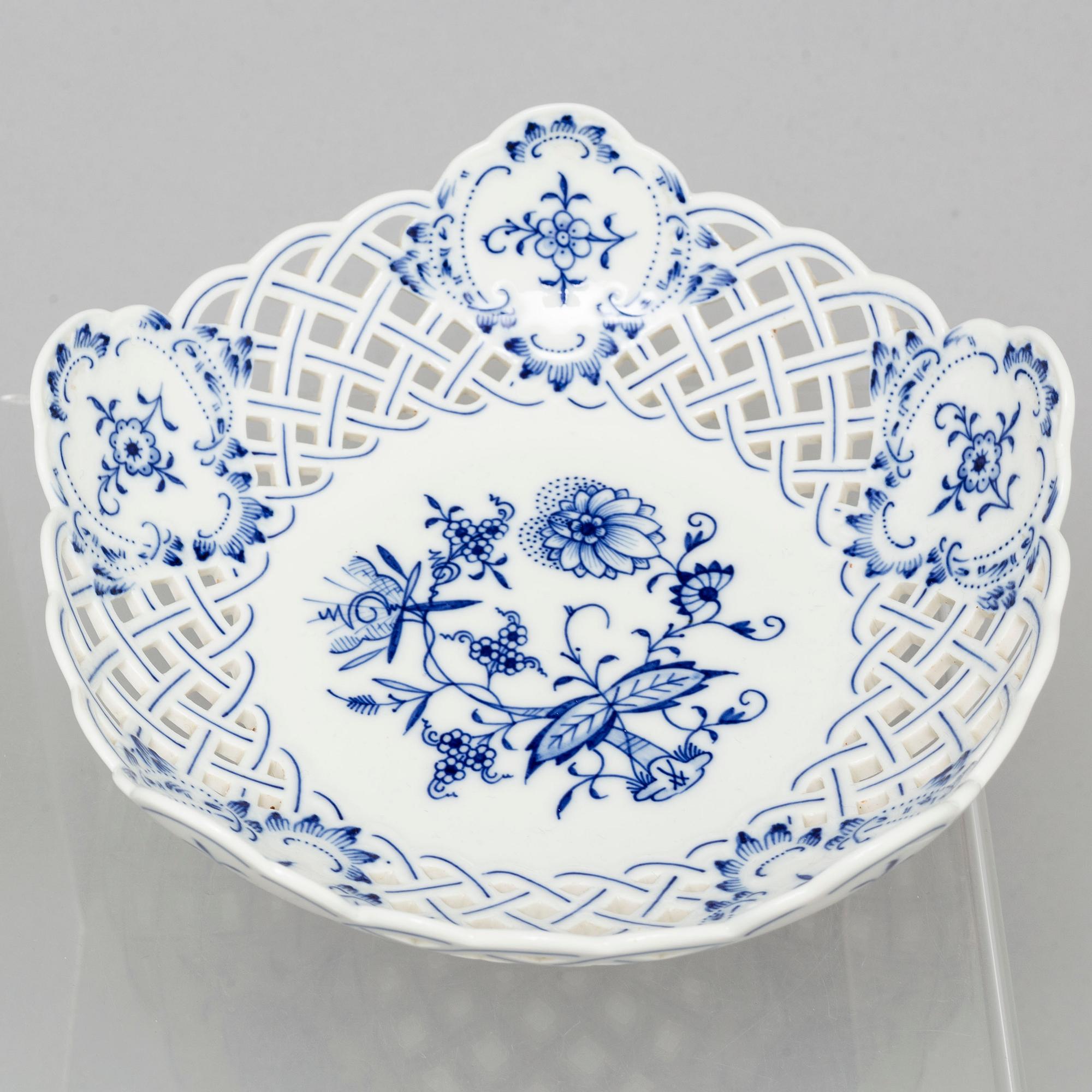 A Meissen part 'Blue Onion' coffee and dinner porcelain service, Germany, 20th century (33 pieces).