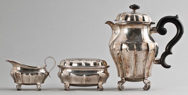 KAFFESERVIS, 3 delar, silver. Rokokostil, GAB, Jacob Ängman, 1926 resp 1937. Tot ca 950 gr.