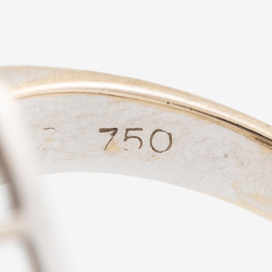 Ring, 18K white gold with a marquise-cut diamond and brilliant-cut diamonds.