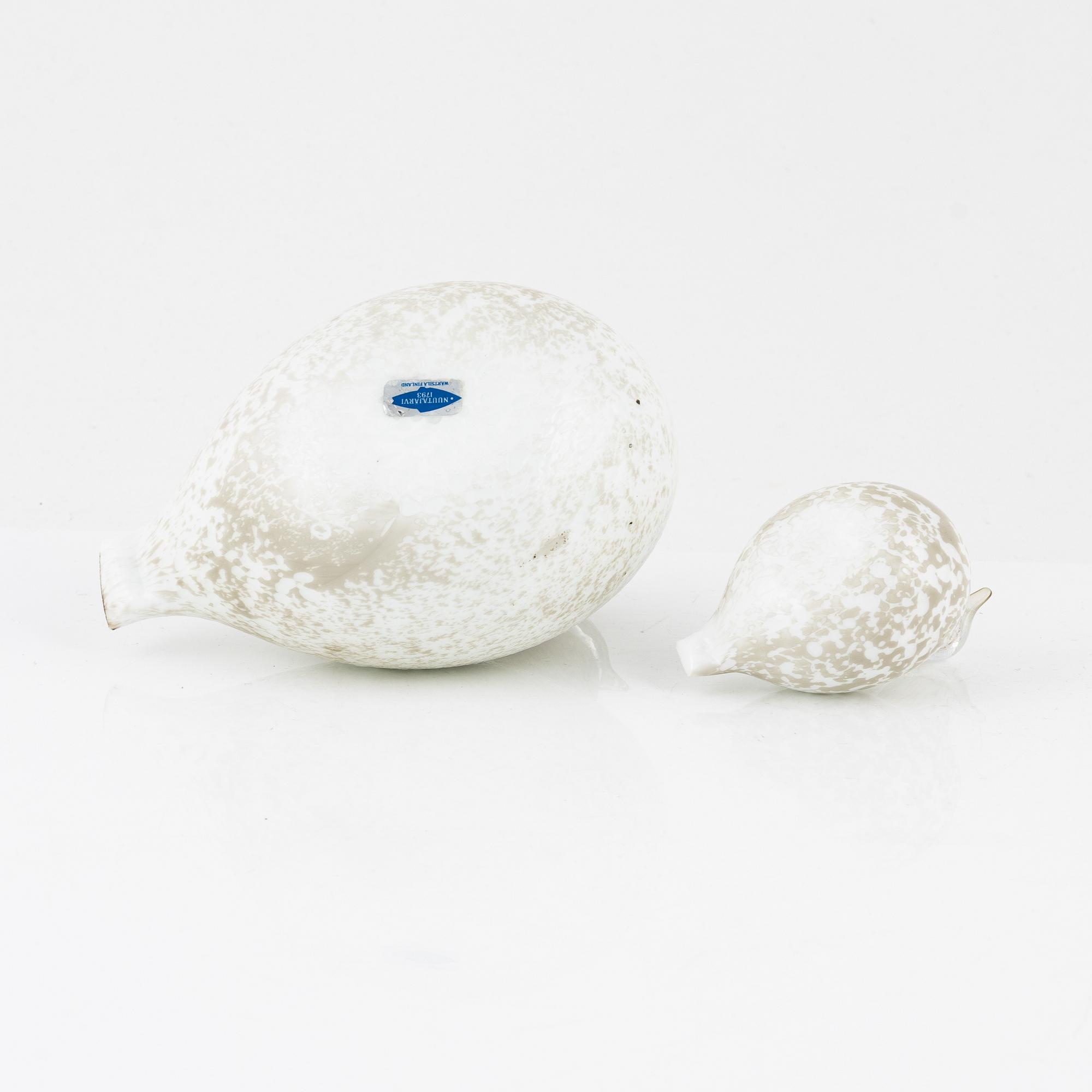 Oiva Toikka, two glass bird sculptures, Nuutajärvi, Notsjö, Finland, signed.