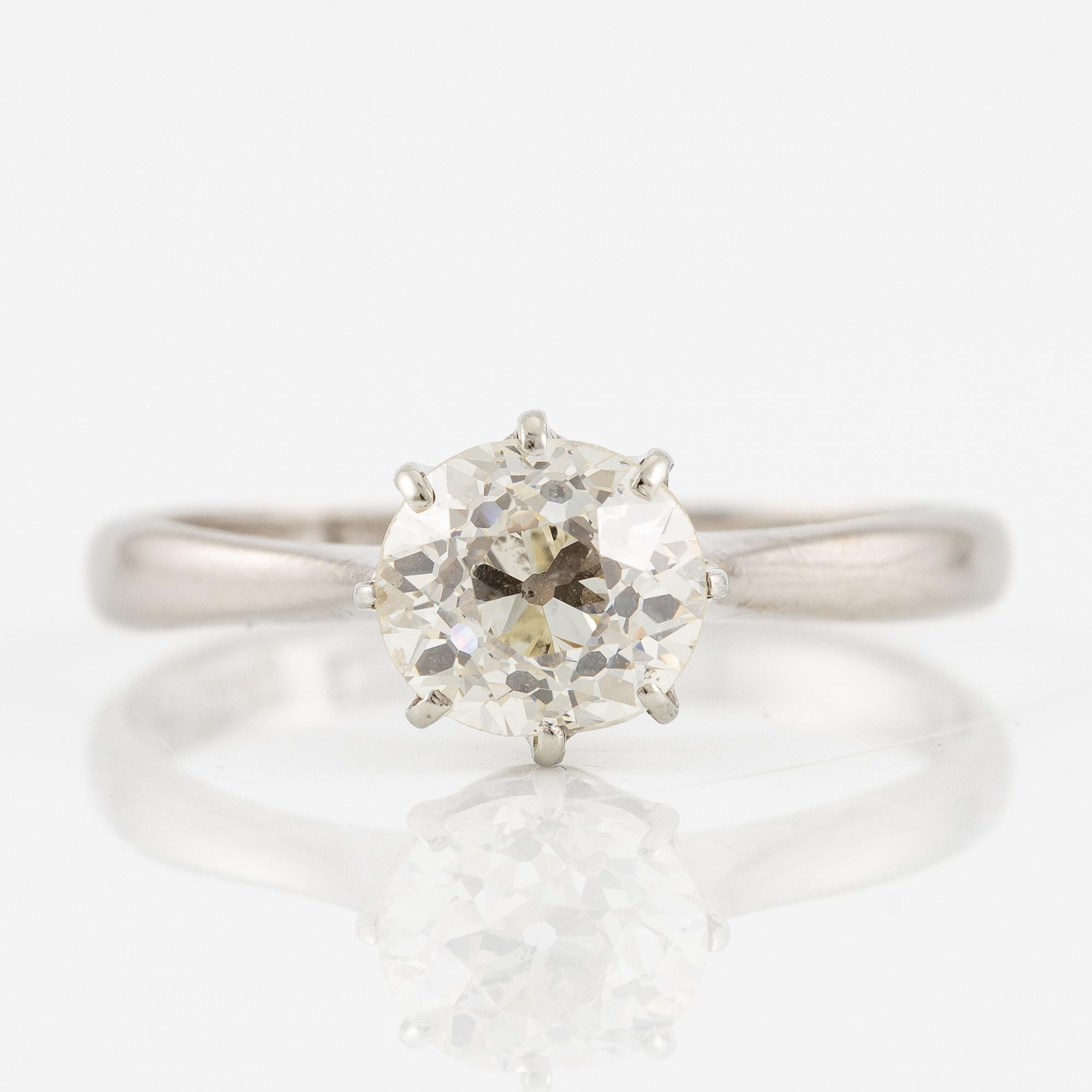 Ring 18K vitguld med en gammalslipad diamant.