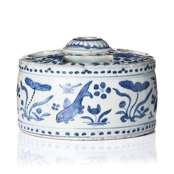 988. A blue and white brushpot/ink-stick stand, Ming dynasty, 16th/17th century.