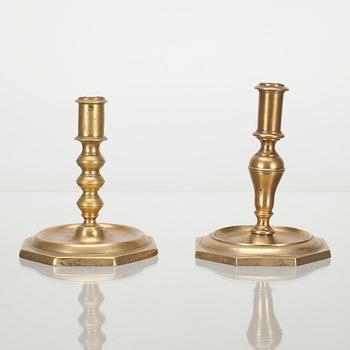 LJUSSTAKAR, 2 st, mässing möjligen Spanien 1600-talets slut.