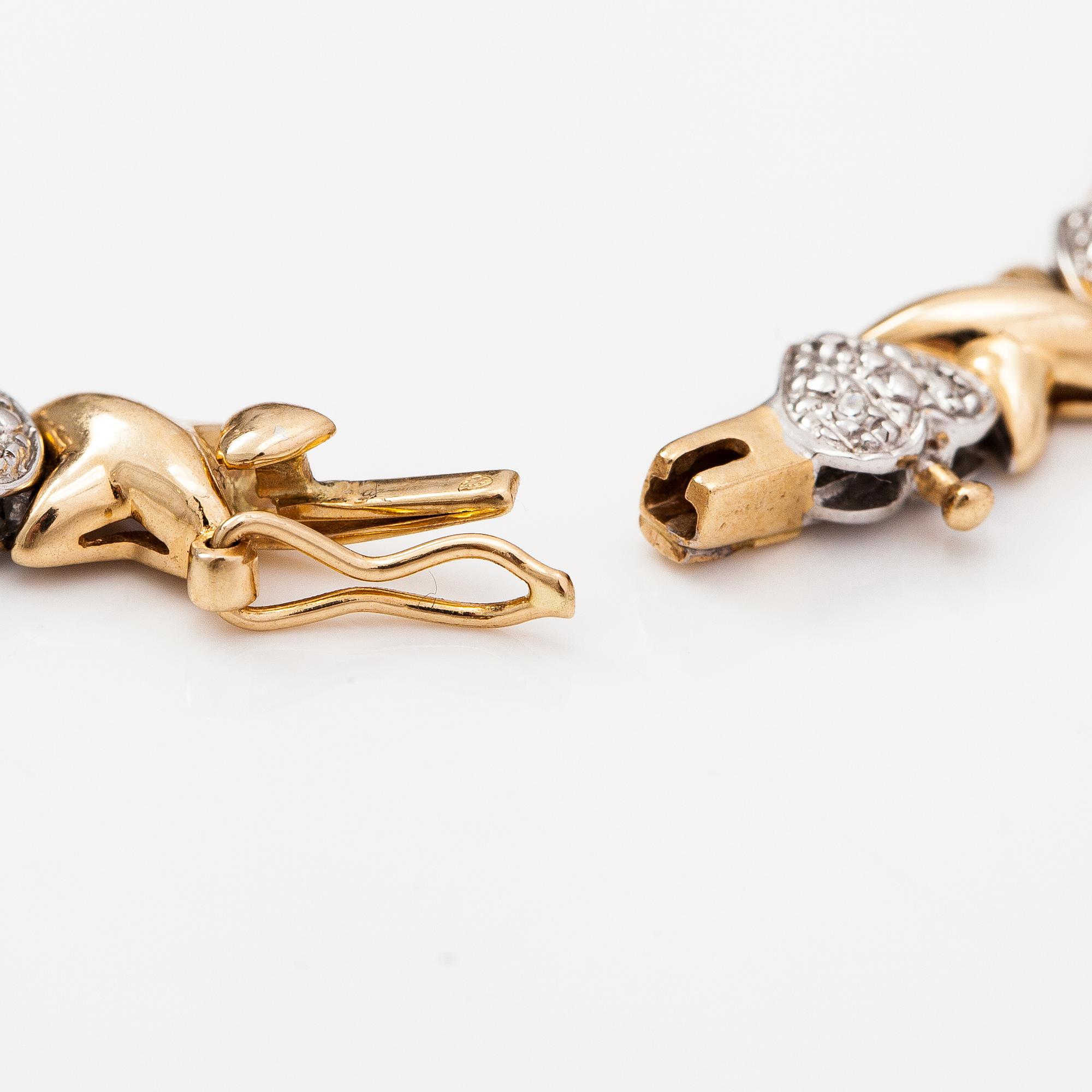 A 14K gold and diamonds ca. 0.16 ct in total.