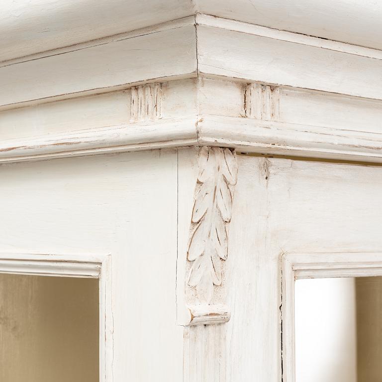 Vitrinskåp, omkring år 1900.