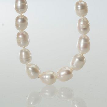 COLLIER SAMT ARMBAND, odlade sötvattenspärlor med kullås i sterlingsilver.