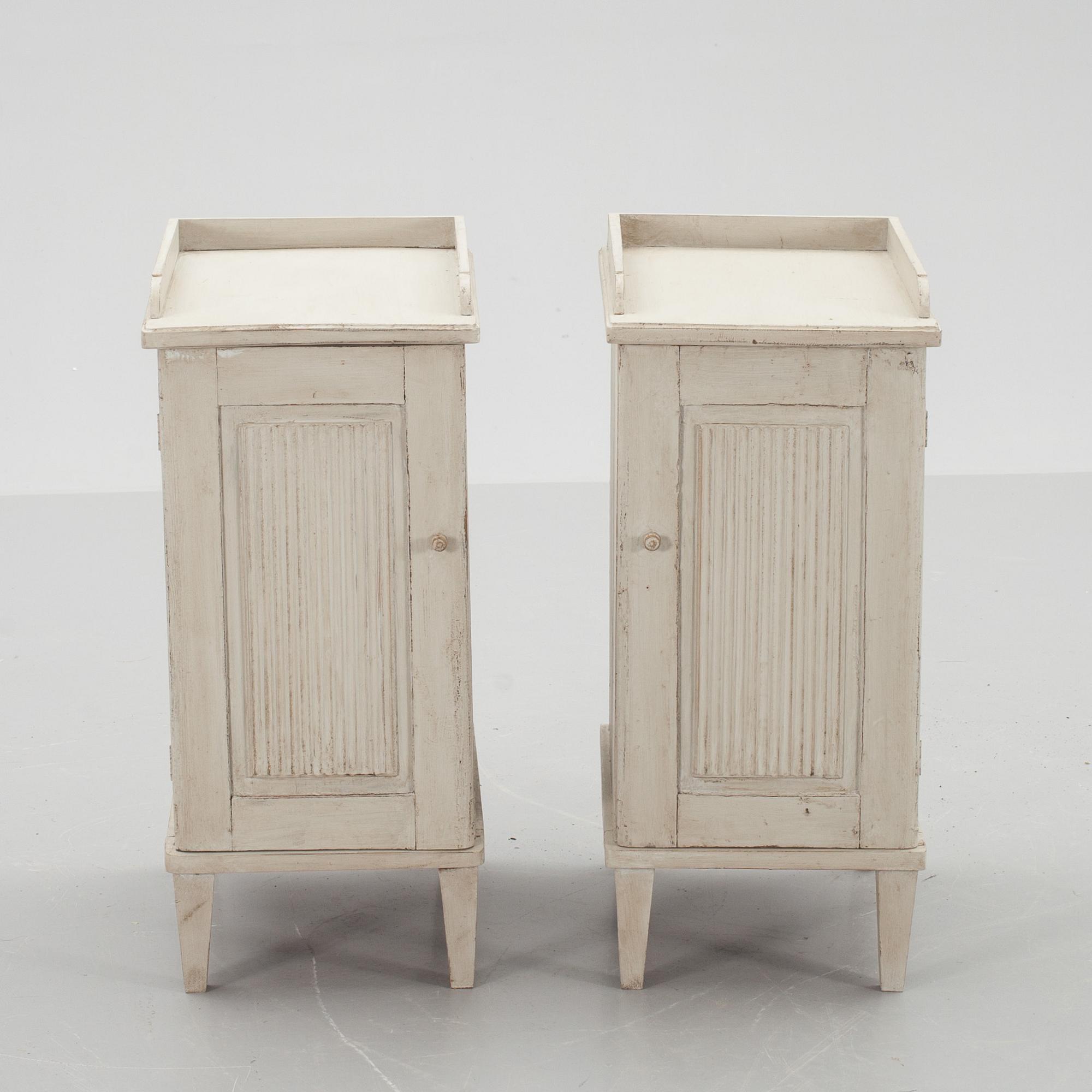 SÄNGBORD, ett par, 1800-tal.