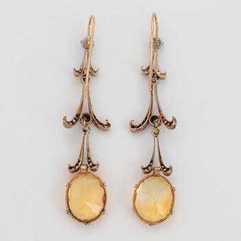 Ett par örhängen 14K guld och silver med fasettslipade citriner och runda briljant- och gammalslipade diamanter.