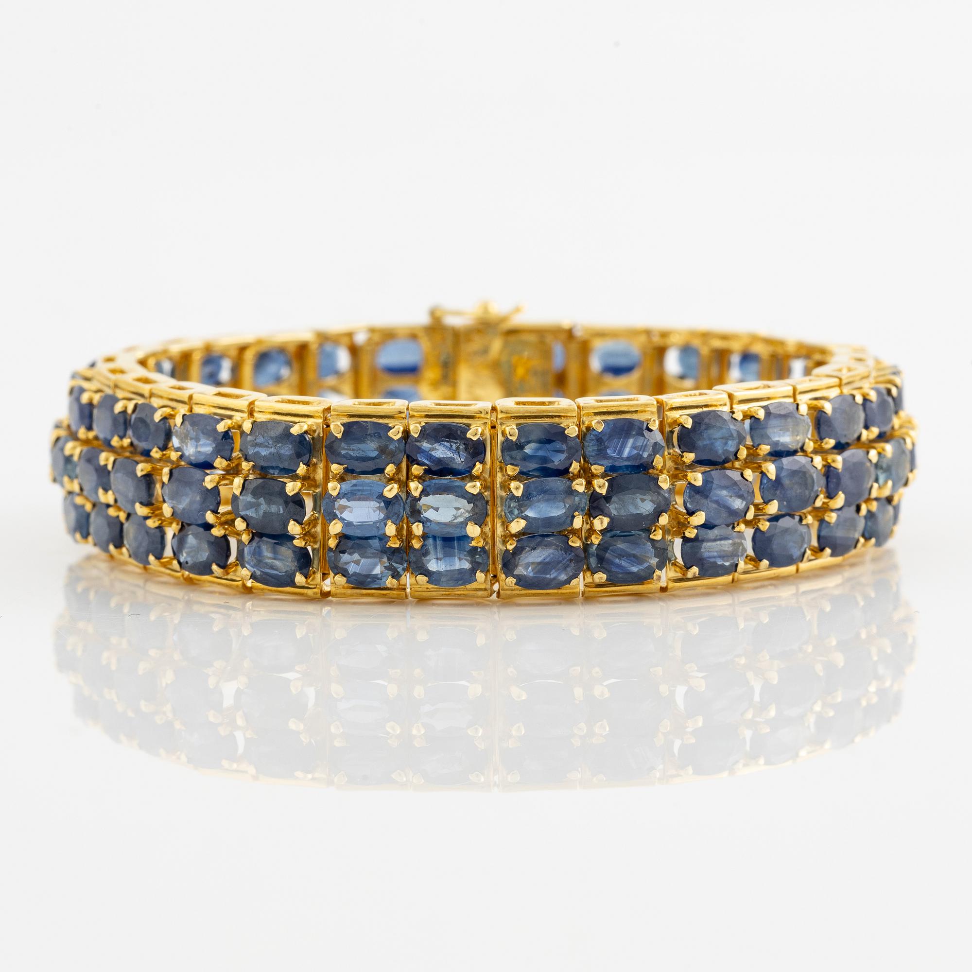 Bracelet 18K gold three rows of oval faceted sapphires.