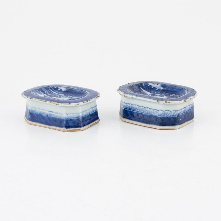 A pair of Chinese blue and white exportporcelain salt cellars, Qing dynasty, 19th century.