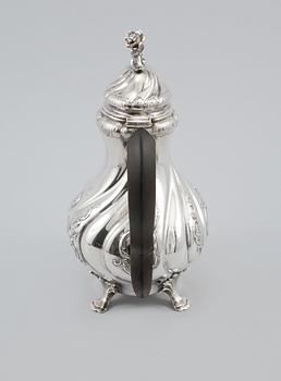 KAFFEKANNA, silver, rokokostil, C G Hallberg, Stockholm, 1942, vikt 751 gram.