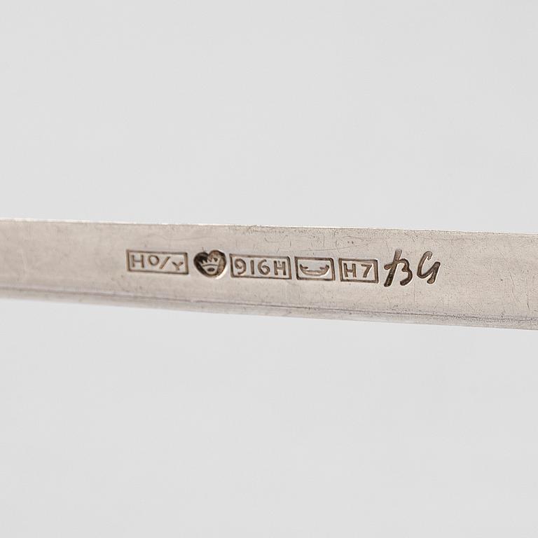 Bertel Gardberg, kaviaarilusikka, hopeaa "Birgitta", Hopeatehdas, Helsinki 1962.