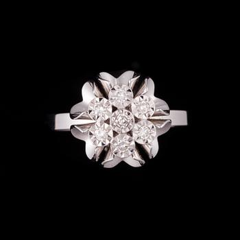 RING, 18K vitguld, 7 st 8/8-slipade diamanter tot. ca 0,05 ct. Elis Kauppi, Kupittaan Kulta 1980. Vikt 4 g.