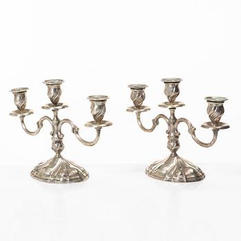 Kandelabrar, ett par, silver, rokokostil, svensk importstämpel Adolf Landoff, Göteborg 1931.