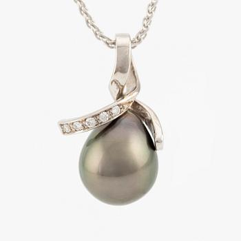 Pendant with 18K gold chain featuring a cultured Tahiti pearl and round brilliant-cut diamonds.