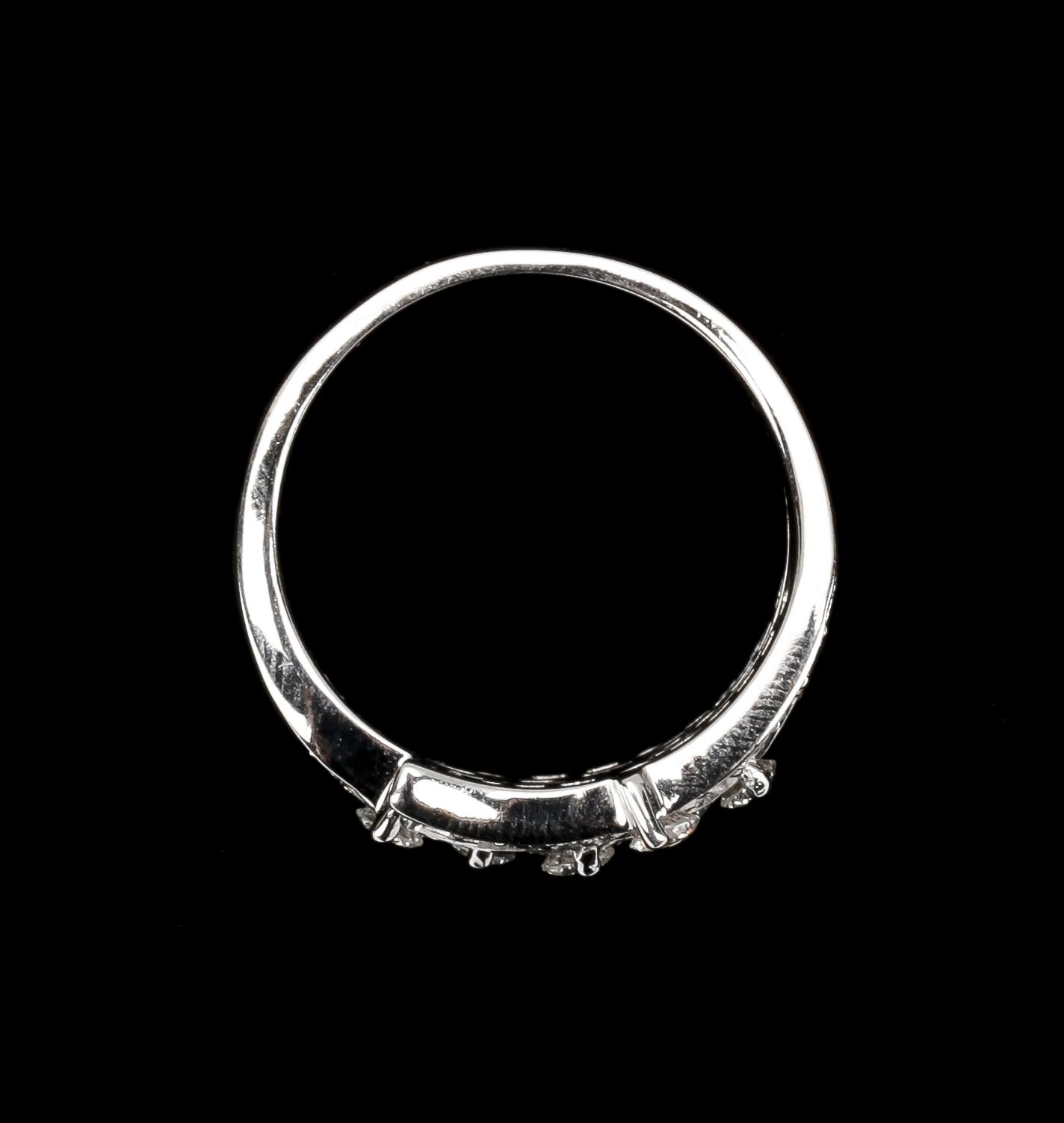 RING, briljantslipade diamanter, tot. 0.75 ct enl gravyr.