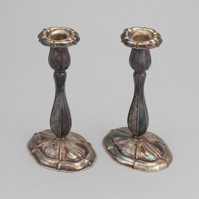 LJUSSTAKAR, ett par, silver, rokokostil, märkta JLH, haltstämplade 830. Svenska importstämplar, 1900-talets mitt.