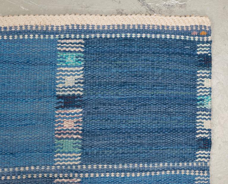 CARPET. "Falurutan, blå". Flat weave. 372 x 274,5 cm. Signed AB MMF BN.