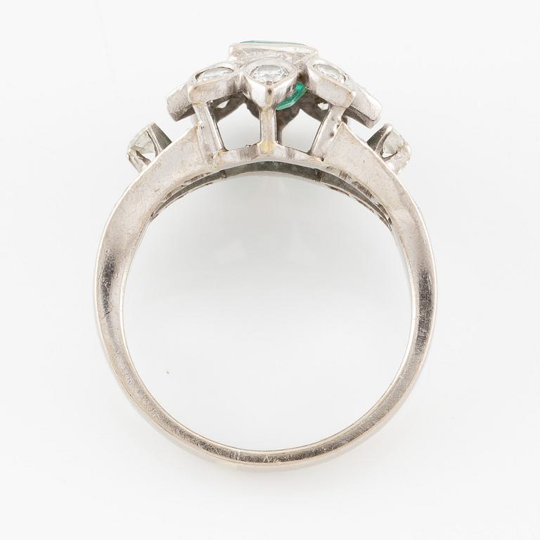 Ring 18K vitguld med smaragd och briljantslipade diamanter.