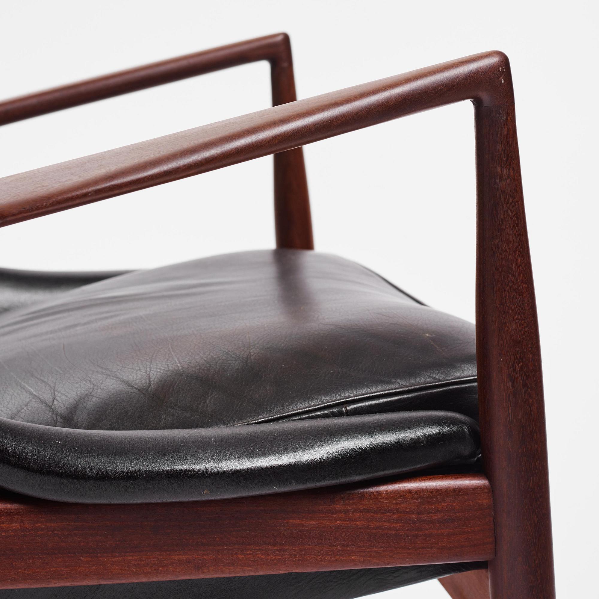 Ib Kofod-Larsen, fåtöljer, ett par, "Sälen", Olof Perssons Fåtöljindustri (OPE), Jönköping, 1960-tal.