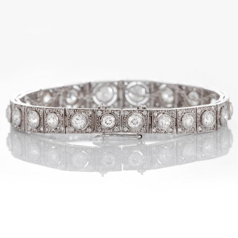 A platinum bracelet set with old-cut diamonds with a total weight of ca 4.75 cts.