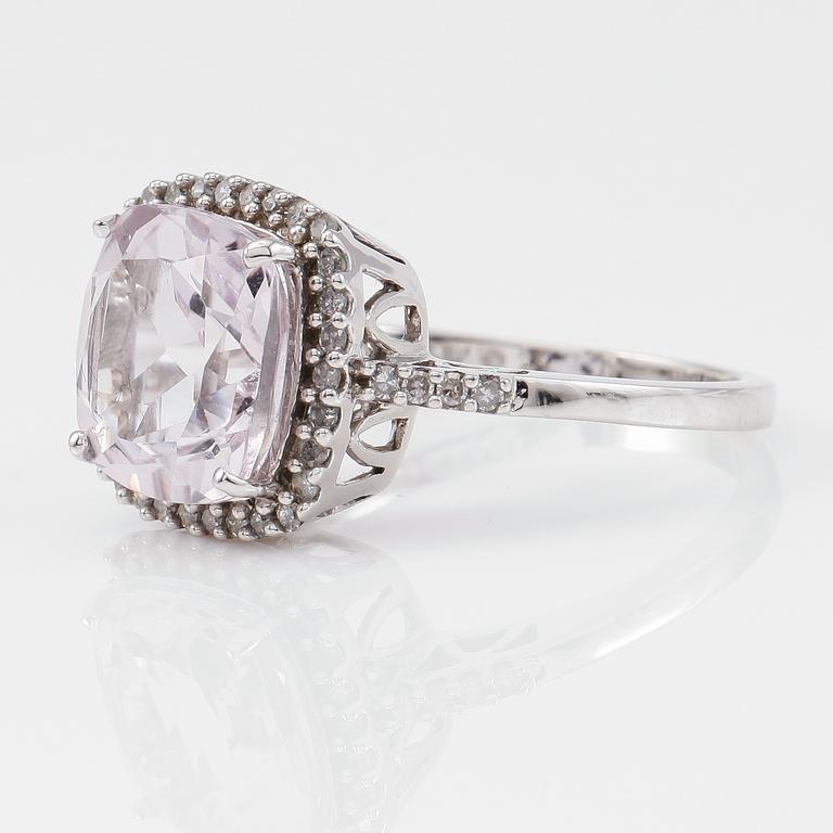 RING, 14k vitguld, diamanter tot ca 0.11 ct. och ametist.