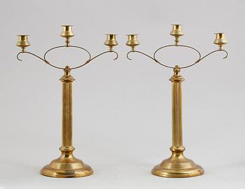 KANDELABRAR, 1 par, mässing, Oscar Nilsson, Eskilstuna, 1900-talets första hälft.