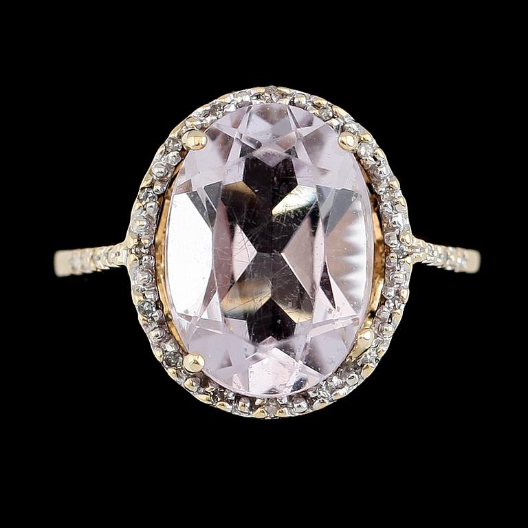 RING, 10K guld, ametist och diamanter tot ca 0.06 ct. Vikt ca 3 g.