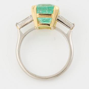Ring 18K guld och vitguld med smaragdslipad smaragd och trapetsslipade diamanter.