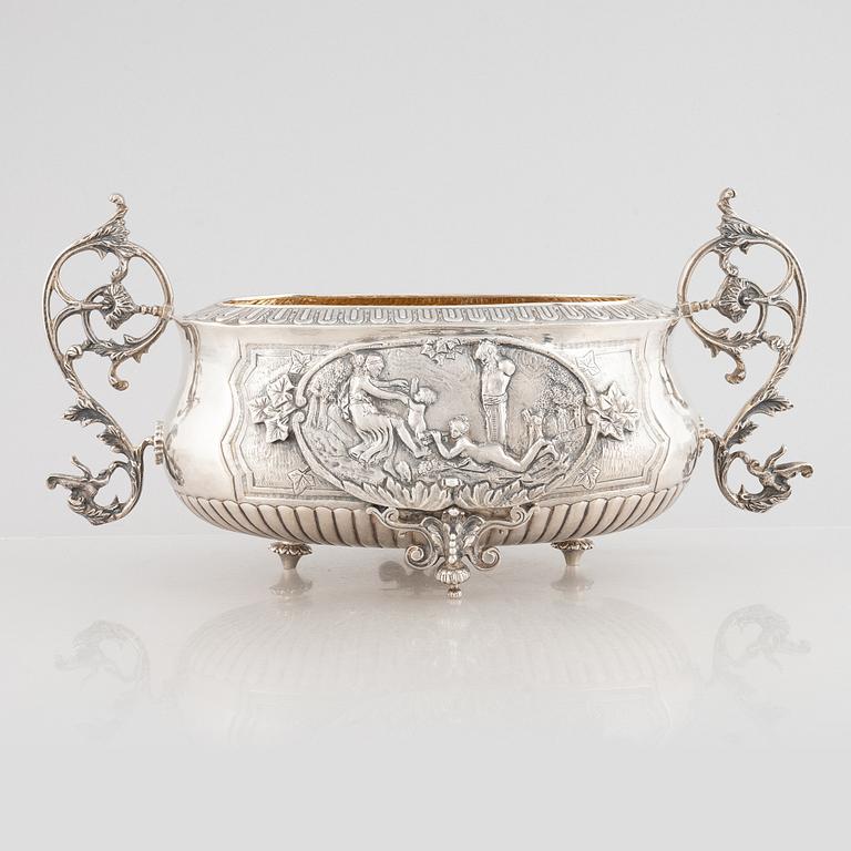 A silver jardinière, 20th century.