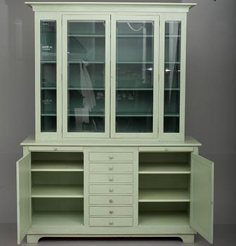 VITRINSKÅP, beställningsarbete av Halstead & Fowler, Cabinet Makers, England 1990-talets slut.