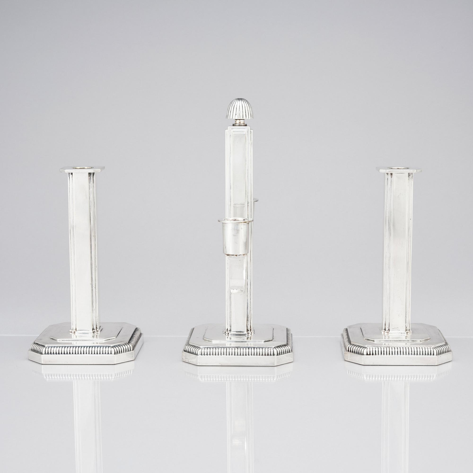 W.A. Bolin, garnityr, en kandelaber och ett par ljusstakar, Stockholm 1953, silver.