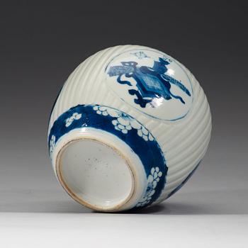 A blue and white jar, Qing dynasty, Kangxi (1662-1722).