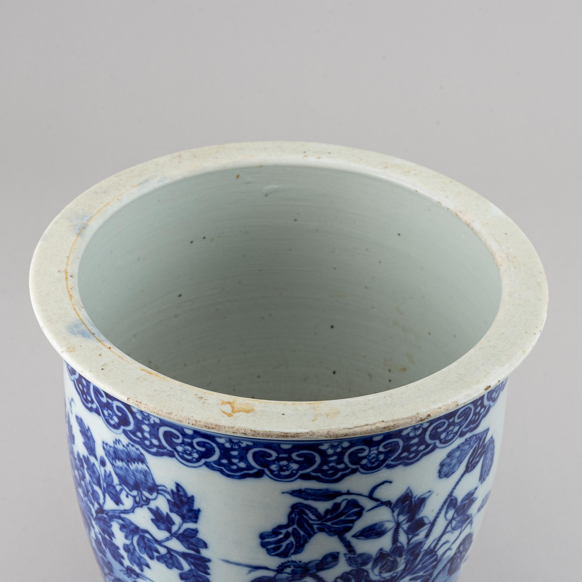 A blue and white flower pot, late Qing dynasty.