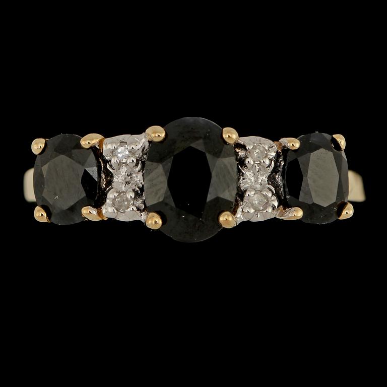 RING, 9k guld med 3 fasettslipade blå safirer samt 4 små åttkantslipade diamanter, 2000-tal. Vikt 2 g.