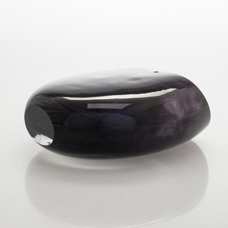 Kerttu Nurminen, vas, signerad K. Nurminen Nuutajärvi.