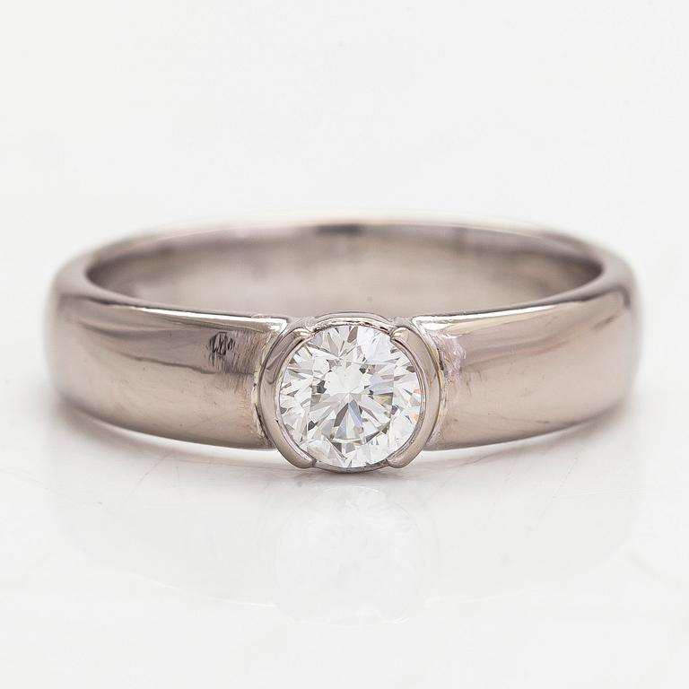 An 18K white gold ring with a brilliant-cut diamond approx. 0.40 ct. Finnish hallmarks, 2000.