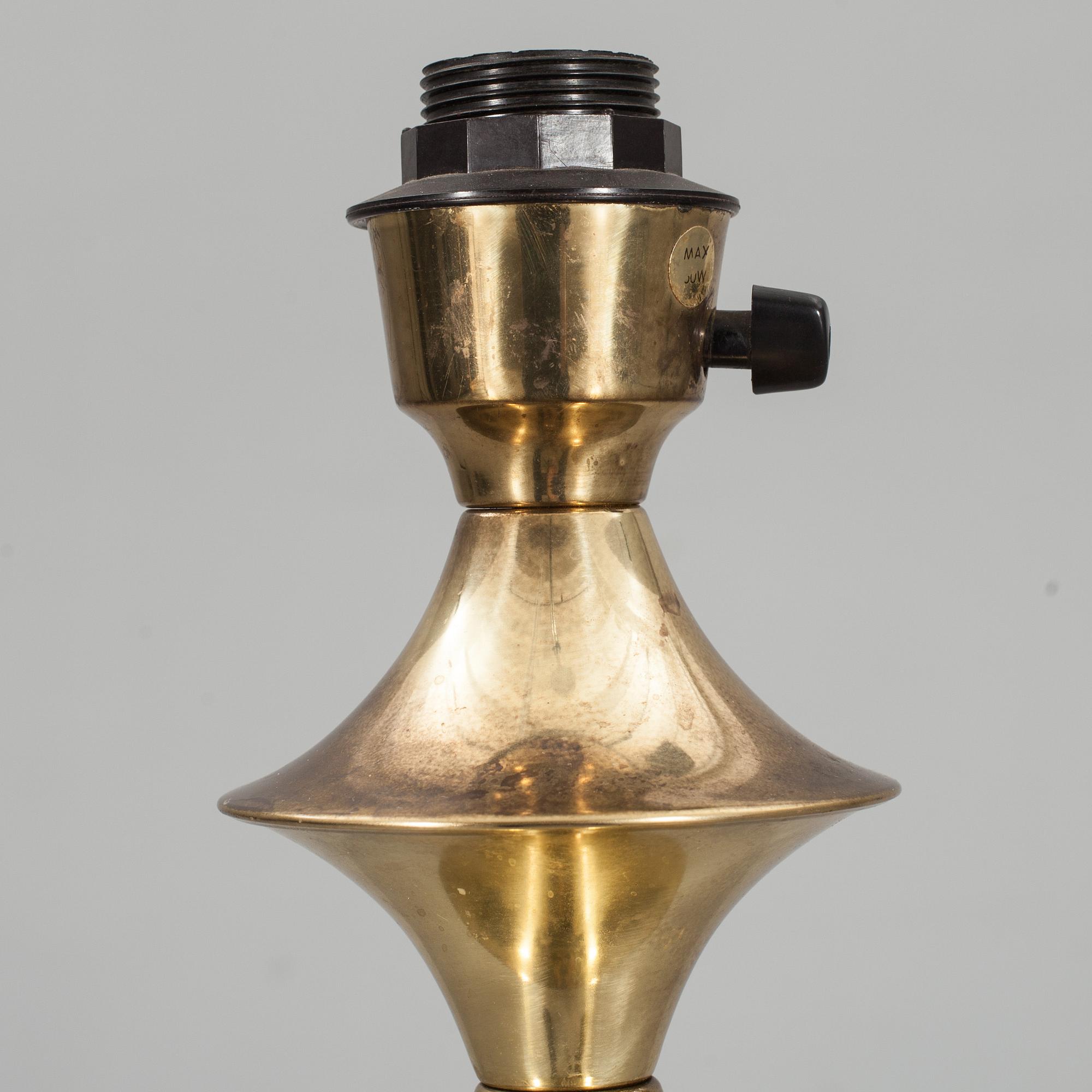 GOLVLAMPA. mässing, 1900-talets andra hälft.