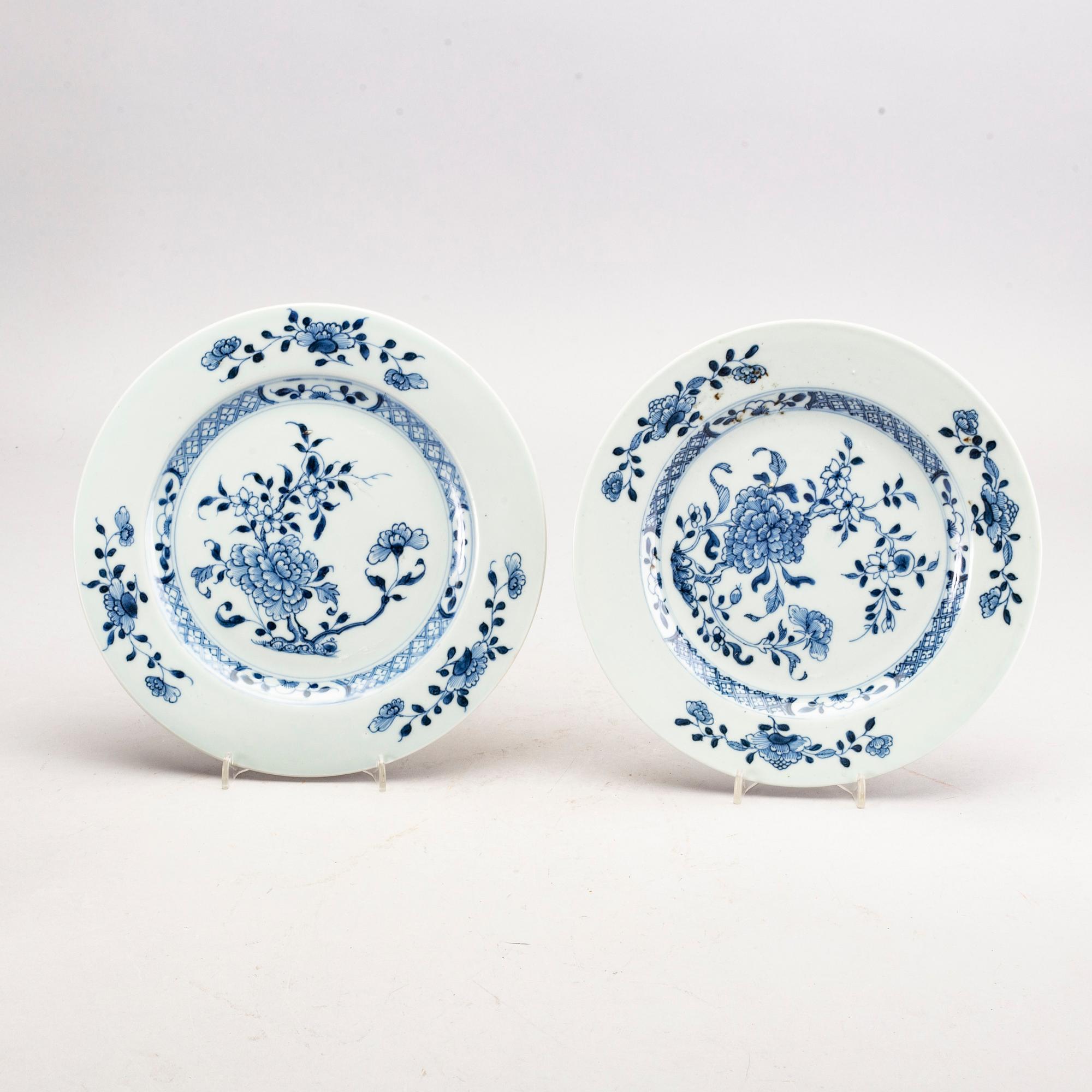 A set of 2 bowls, 2 plates and 2 cups and 2 saucers China Qianlong.