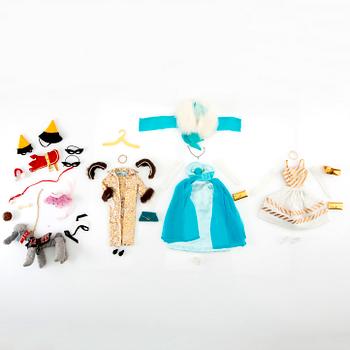 Barbiekläder 4 set. vintage bl a "Dog 'n duds" Mattel 1964-65. "Evening splendor" Mattel 1959-64.