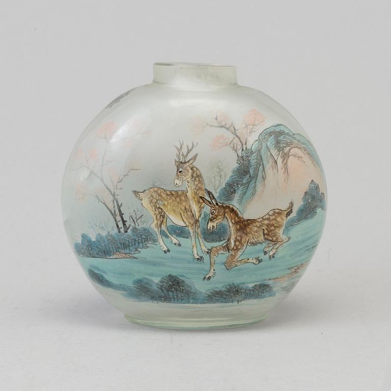 A large Chinese glass snuff bottle, circa 1900.