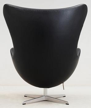An Arne Jacobsen black leather 'Egg' chair, Fritz Hansen, Denmark 2007.